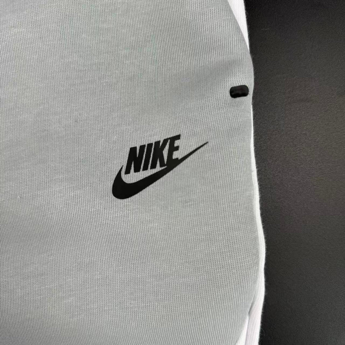 NK TECH FLEECE – GRIGIO/BIANCO (completo)