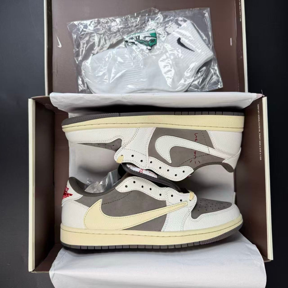 JORDAN 1 x TRAVIS
