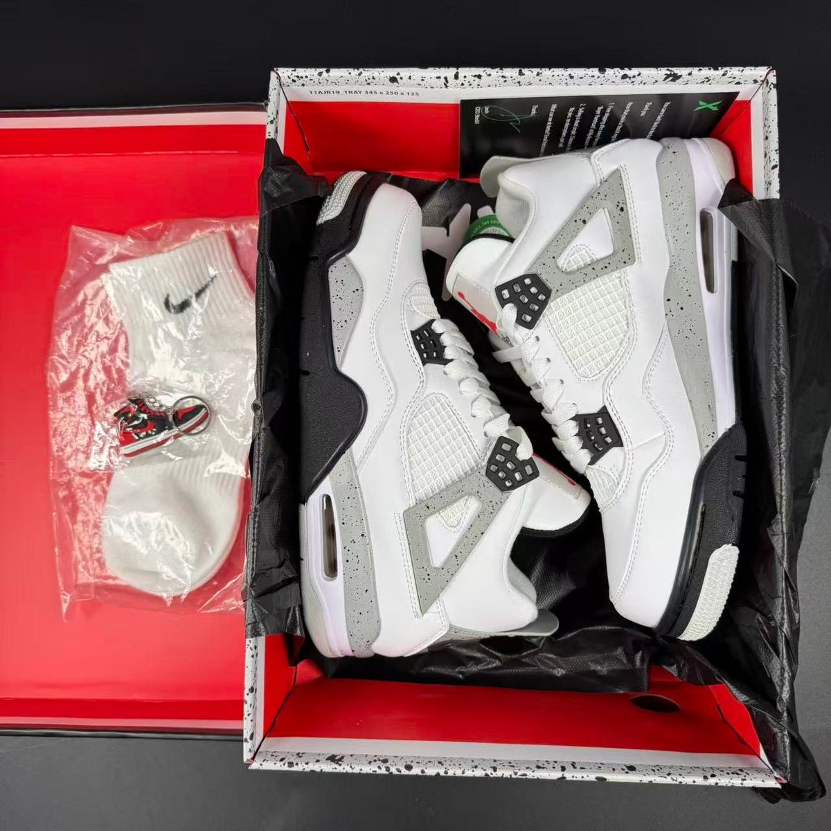 JORDAN 4