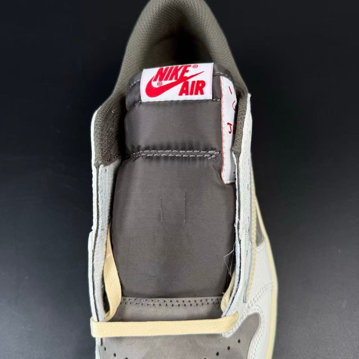 JORDAN 1 x TRAVIS