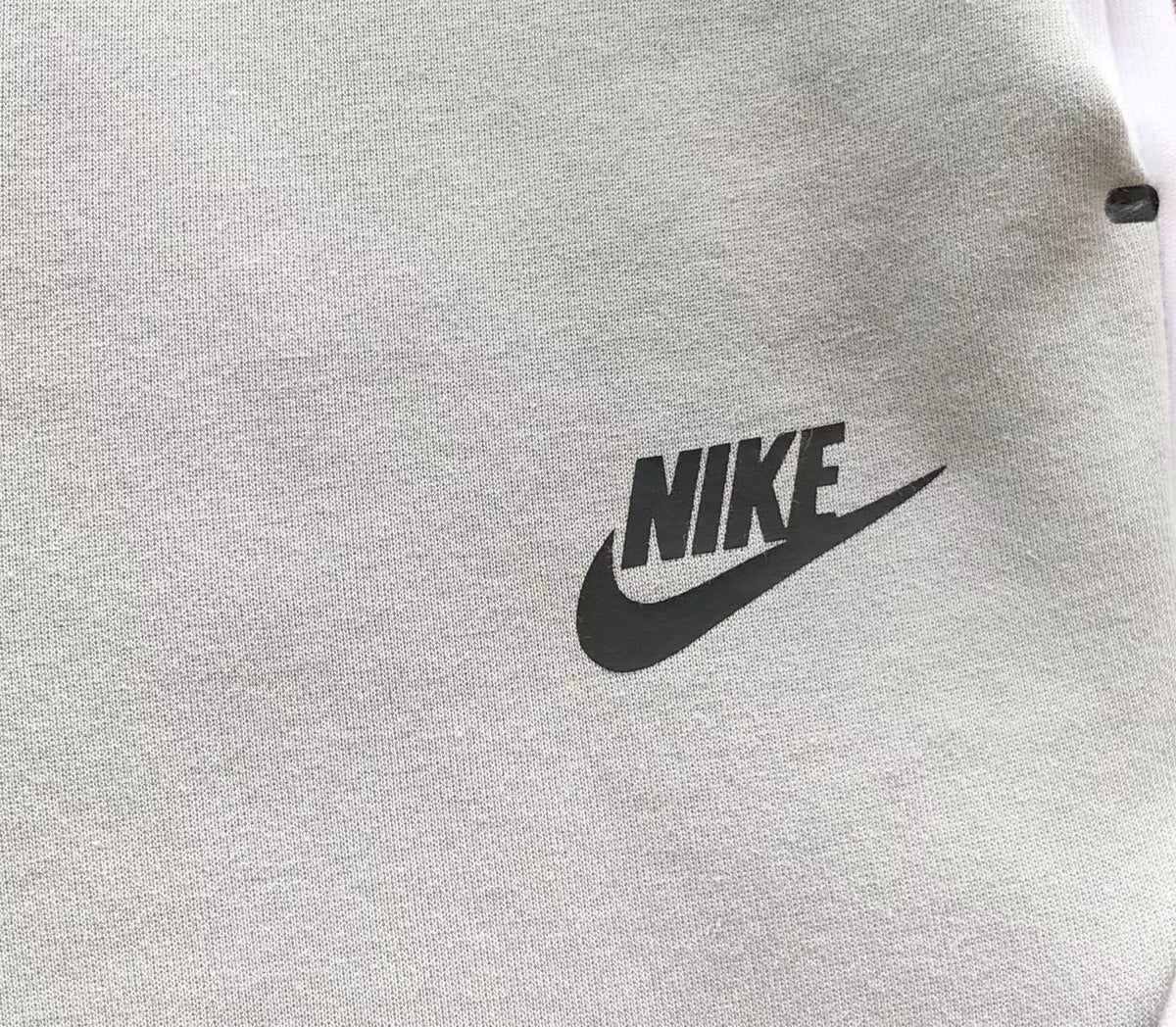 NK TECH FLEECE – GRIGIO/BIANCO (completo)