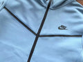NK TECH FLEECE – CELESTE (completo)